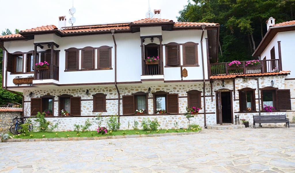 Family Hotel Dinchova Kushta Rozhen Exterior foto