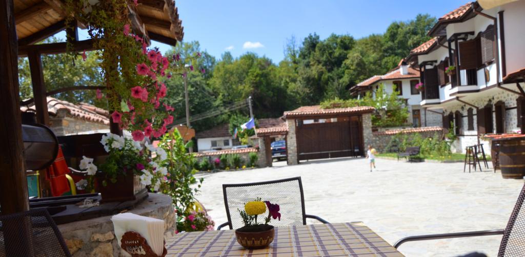 Family Hotel Dinchova Kushta Rozhen Exterior foto