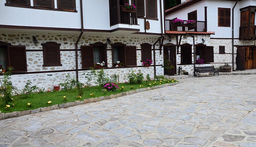 Family Hotel Dinchova Kushta Rozhen Exterior foto